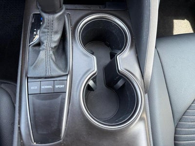 2022 Toyota Camry SE Auto (SE)