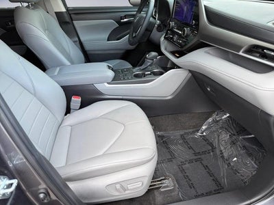 2024 Toyota Highlander LE AWD (SE)