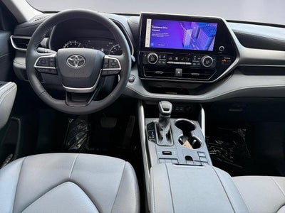2024 Toyota Highlander LE AWD (SE)