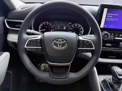 2024 Toyota Highlander LE AWD (SE)