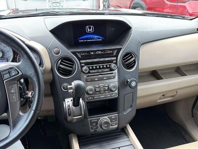 2013 Honda Pilot 4WD Touring with DVD Rear Entertainment System and Navigation