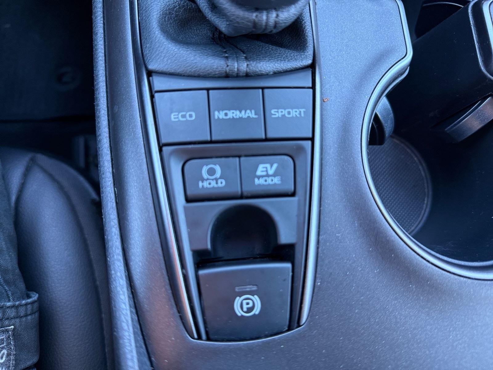 2022 Toyota Camry Hybrid SE