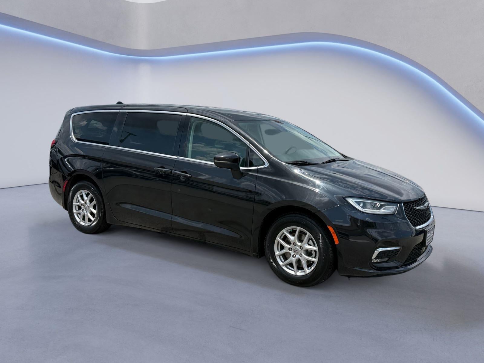 2023 Chrysler Pacifica Touring L's photo