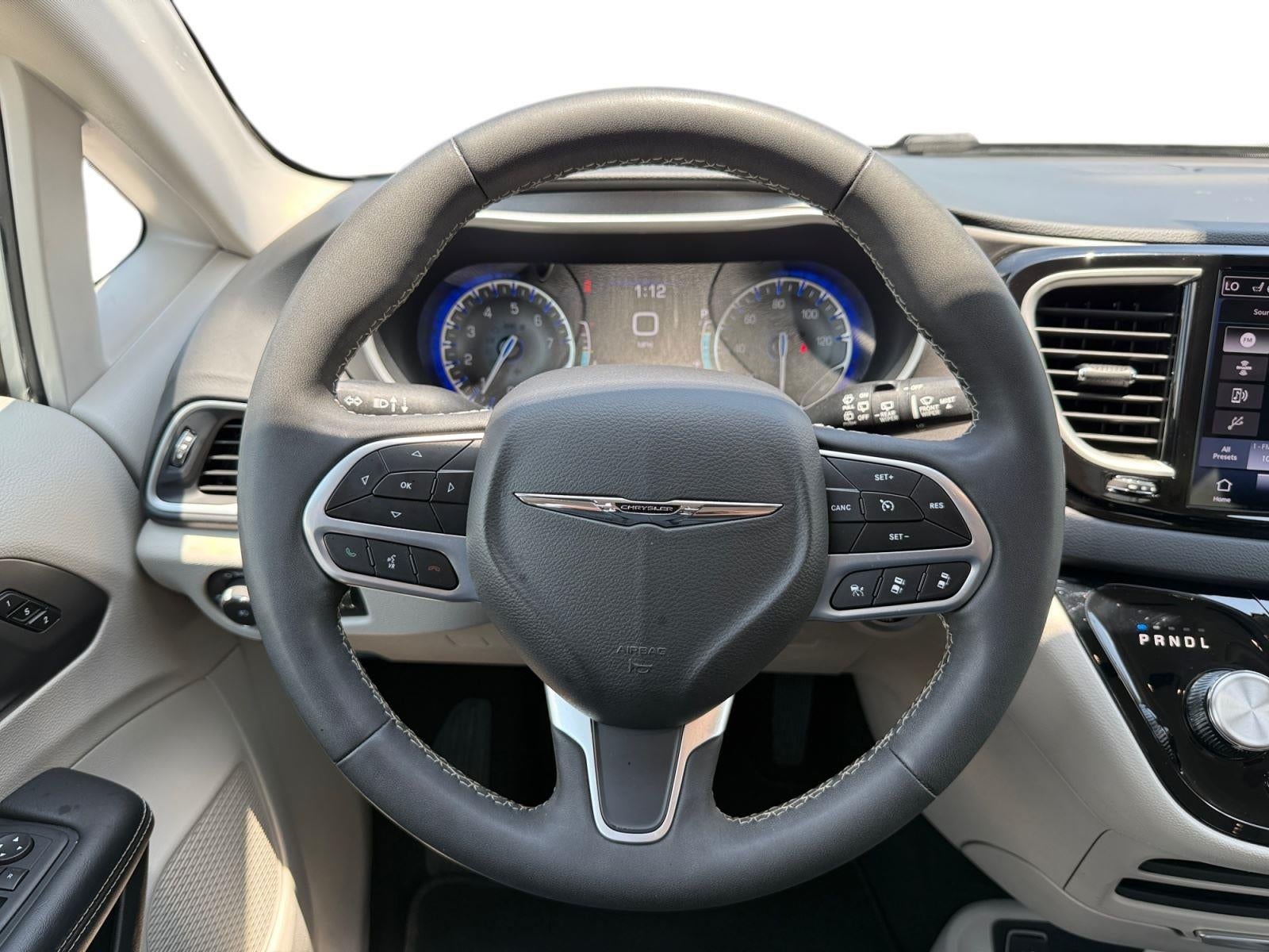 2023 Chrysler Pacifica Touring L's photo