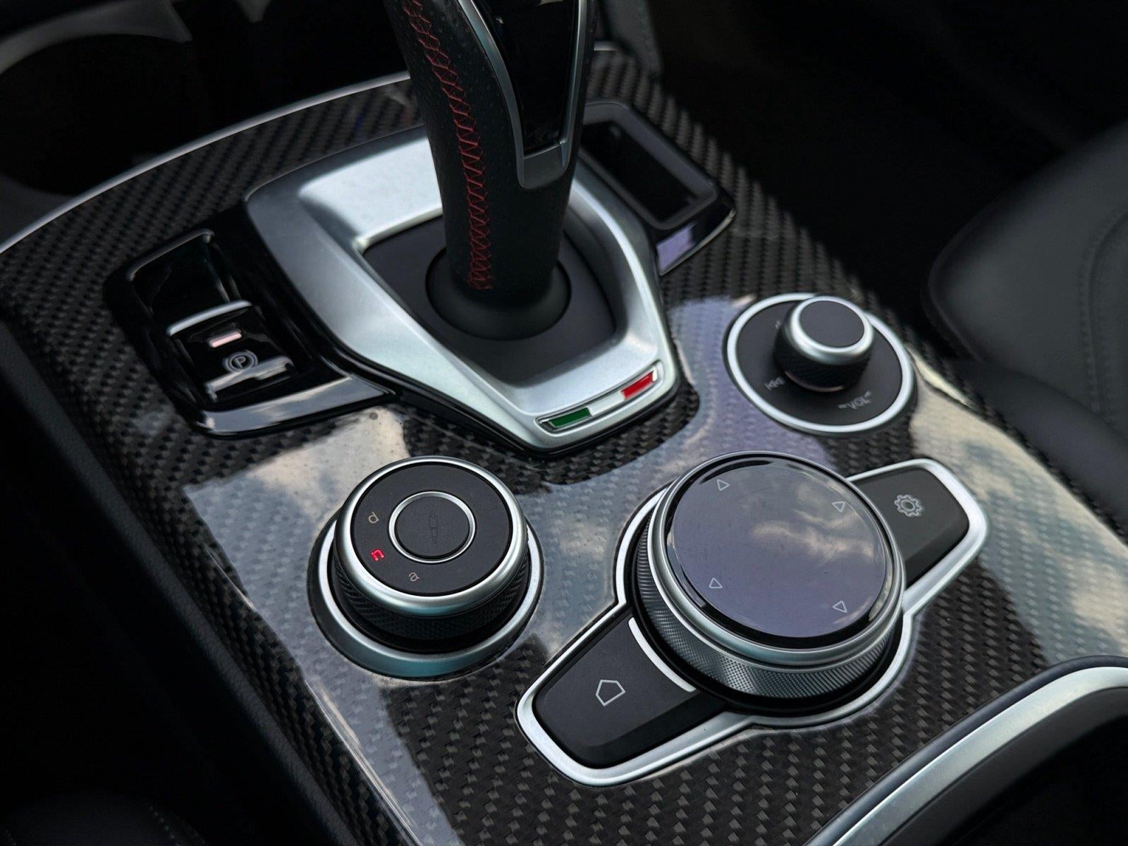 2023 Alfa Romeo Stelvi Base